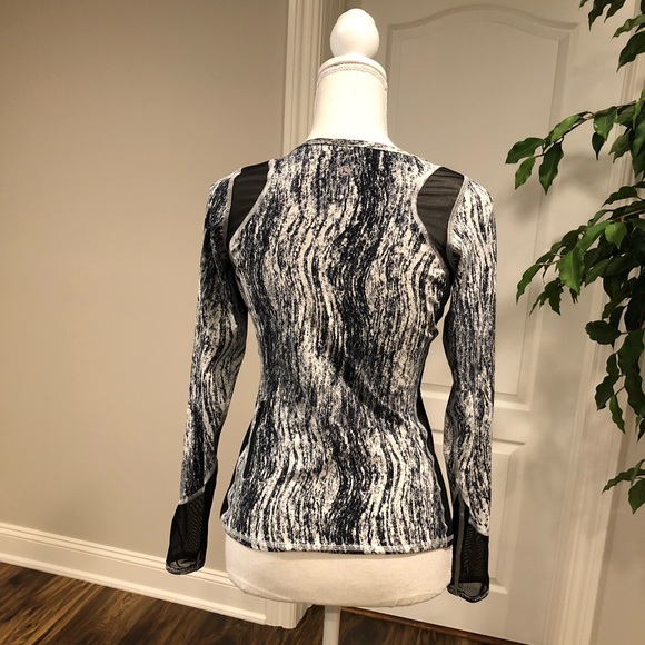 Lululemon Runner Texture Twist Black & White Top - Picture 6 of 8